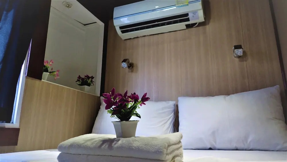 EL Nido Floating Hotel