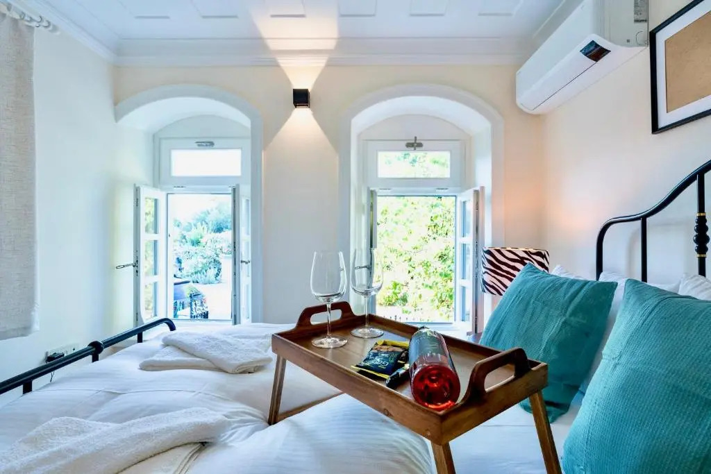 MINIQ HOMES 102 - Historical Stone House with Garden Cinema