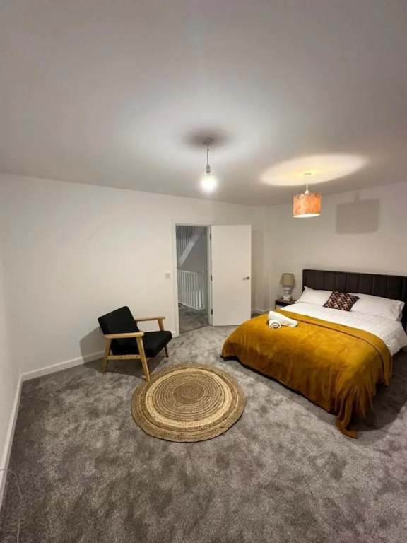 Immaculate 4-bed House Near City Airport