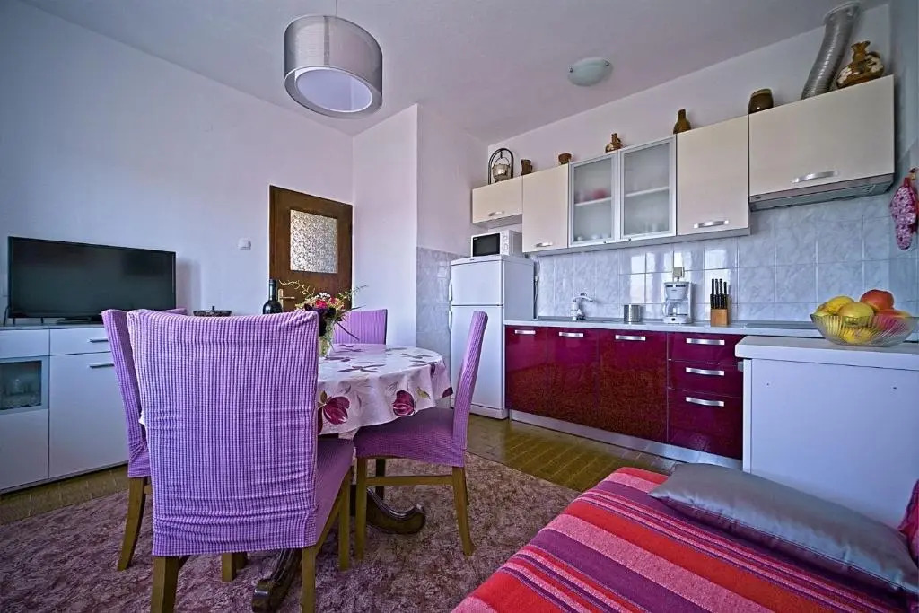 Apartment Pavo-80m from beach