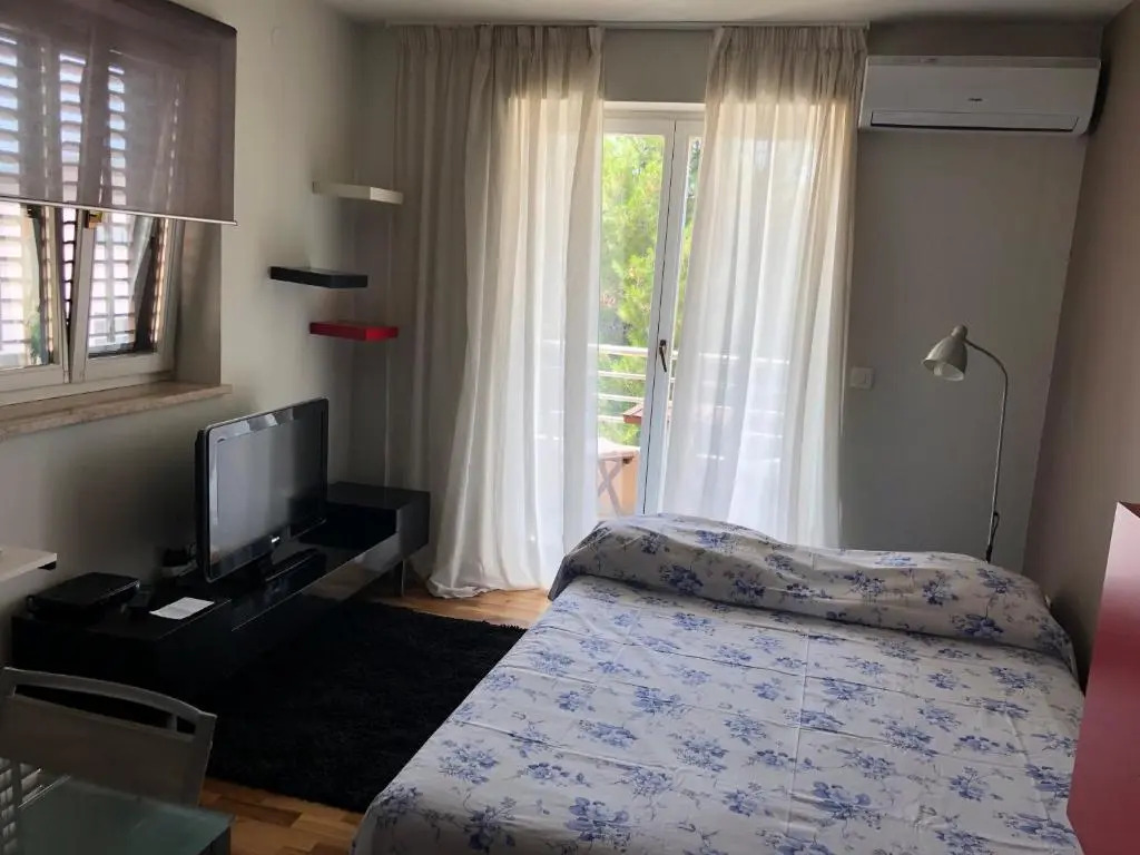 Gorgeous Biserka Apartment near the sea