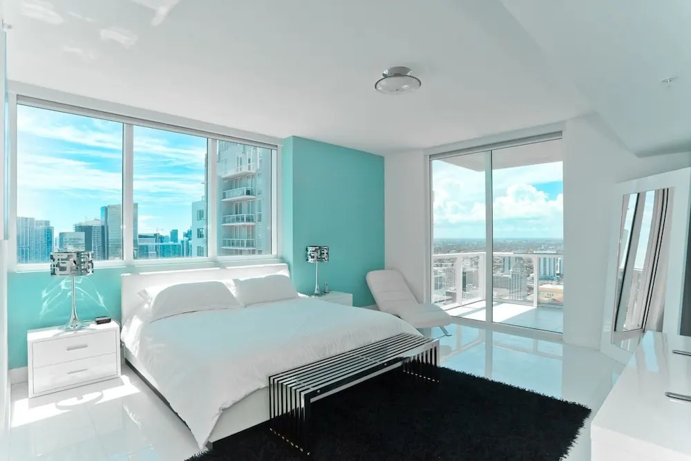 Vizcayne Luxury Condo by 1stHomeRent