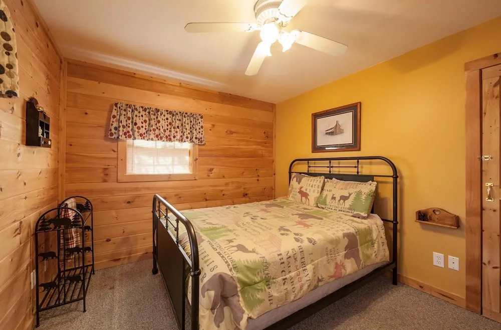 Sleepin' Inn 2 Bedroom Cabin by RedAwning