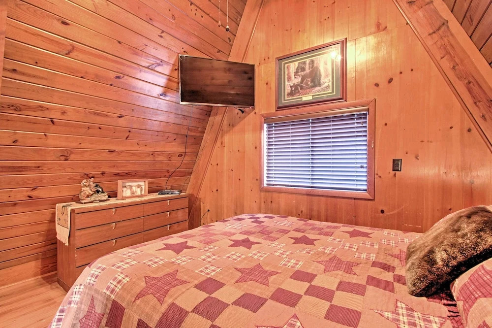 A-frame Gatlinburg Cabin w/ Deck & Private Hot Tub