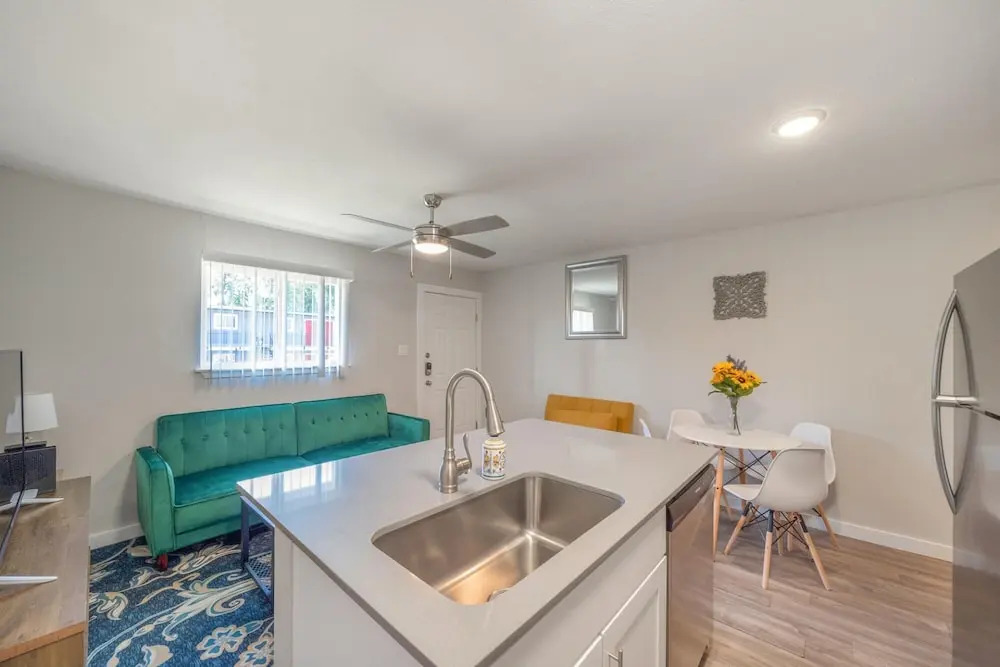 Modern 1BR Near UT Hyde Park Evonify