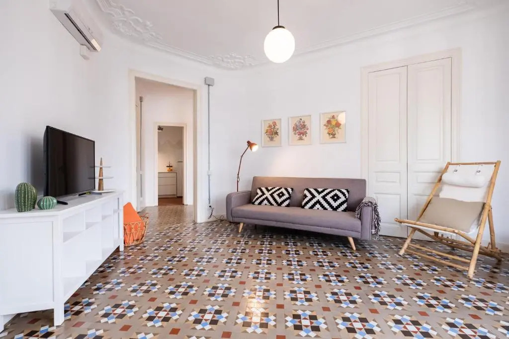 Sunny and Modernist apartment for groups in center