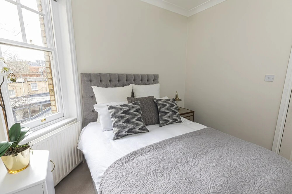 Stylish 3 Bedroom Flat with balcony is West Kensington