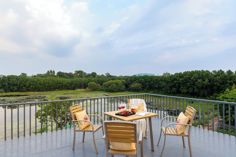 ELIVAAS Lakemount | 2 BHK with Pvt Pool at Fatehsagar Lake
