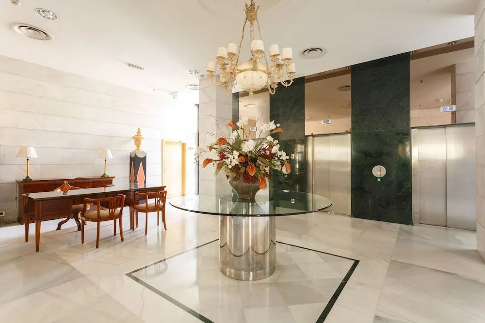 Apartamentos Guadalpin Suites