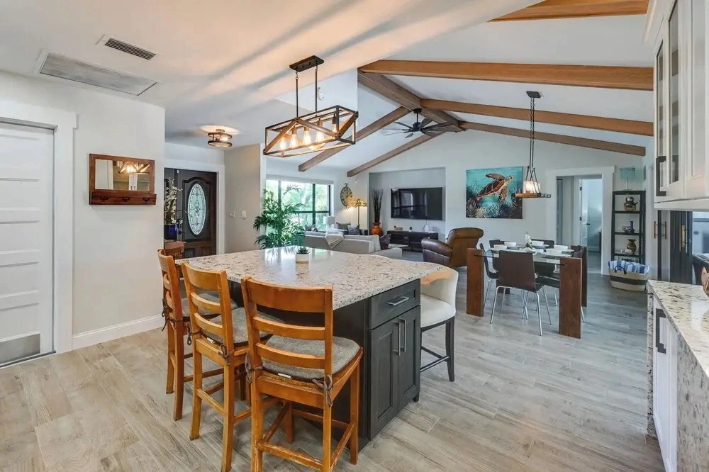 Saltwater Pool & Dock: Canal-front Cape Coral Home