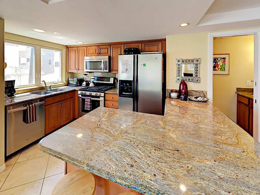 3br W/ Garage & Rooftop Deck - 1 Block To Beach 3 Bedroom Townhouse