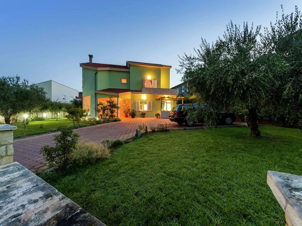 New Luxury Apartment With Nice Garden and Barbecue in a Quiet Area, Wifi
