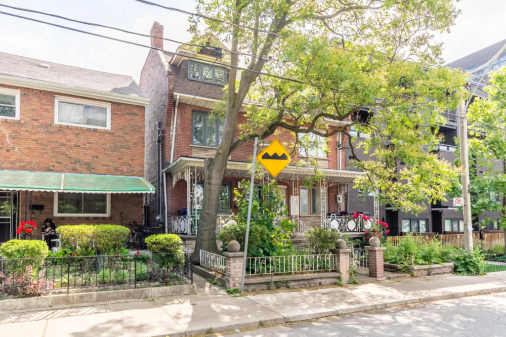 Newly renovated 4 Bed 3 Bath House in DT Toronto