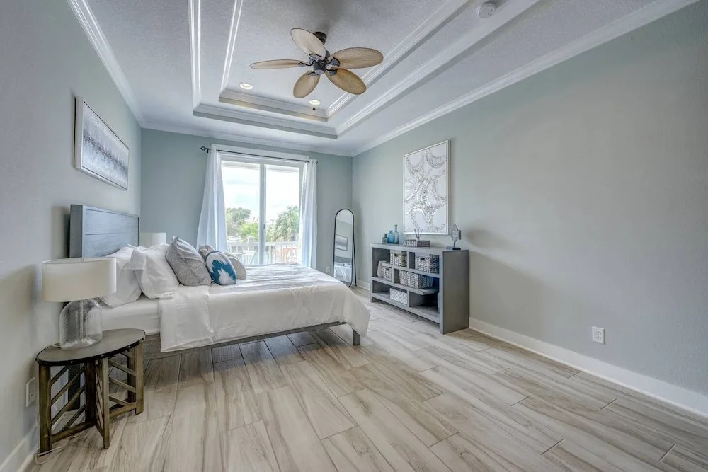 Sun-splashed Luxe Townhome - Walk to the Sand