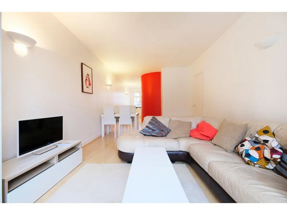 Clean, Secure 2BR Flat for 4 in East London