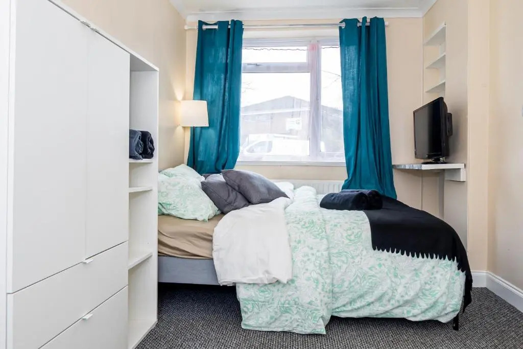 Shirley House 3, Guest House, Self Catering, Self Check in with Smart Locks, Use of Fully Equipped Kitchen, close to City Centre, Ideal for Longer Stays, Walking Distance to BAT, 20 min Drive to Fawley Refinery, Excellent Transport Links