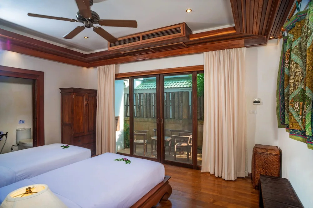 4 BR Villa Baan Banburee, seconds from beach