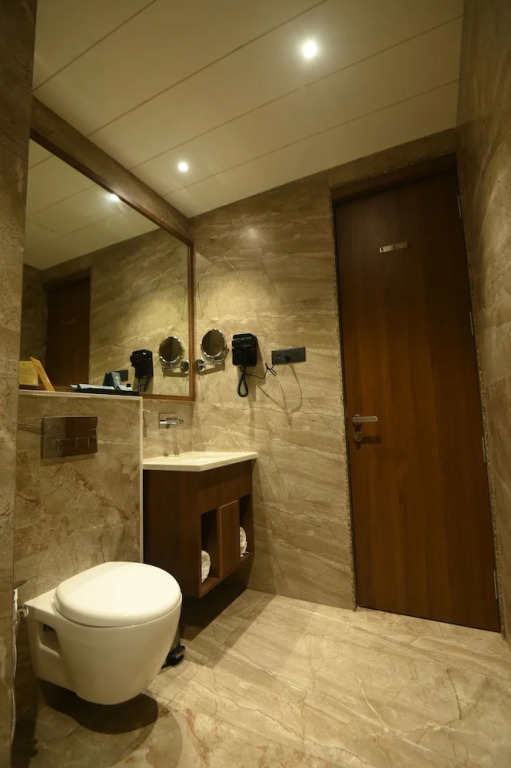 Kings Kraft Tremezzo Inn, Somnath