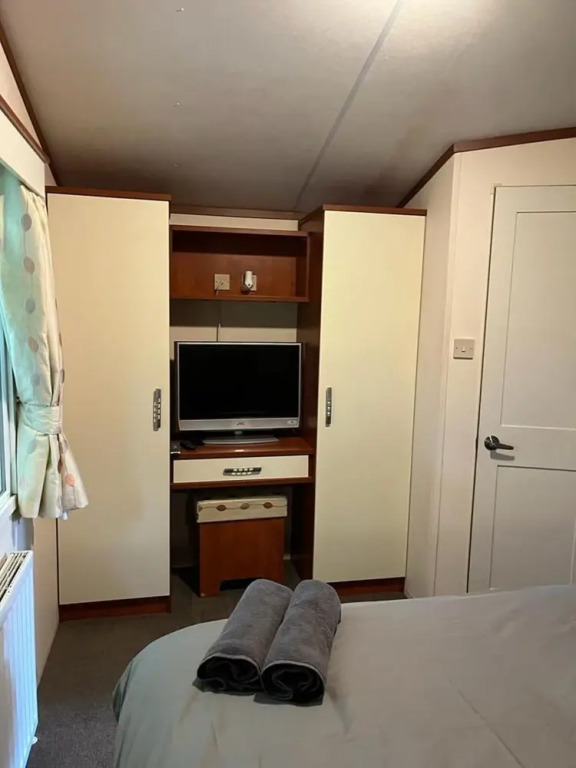 Spacious 2 bed Holiday Home Entertainment on Site