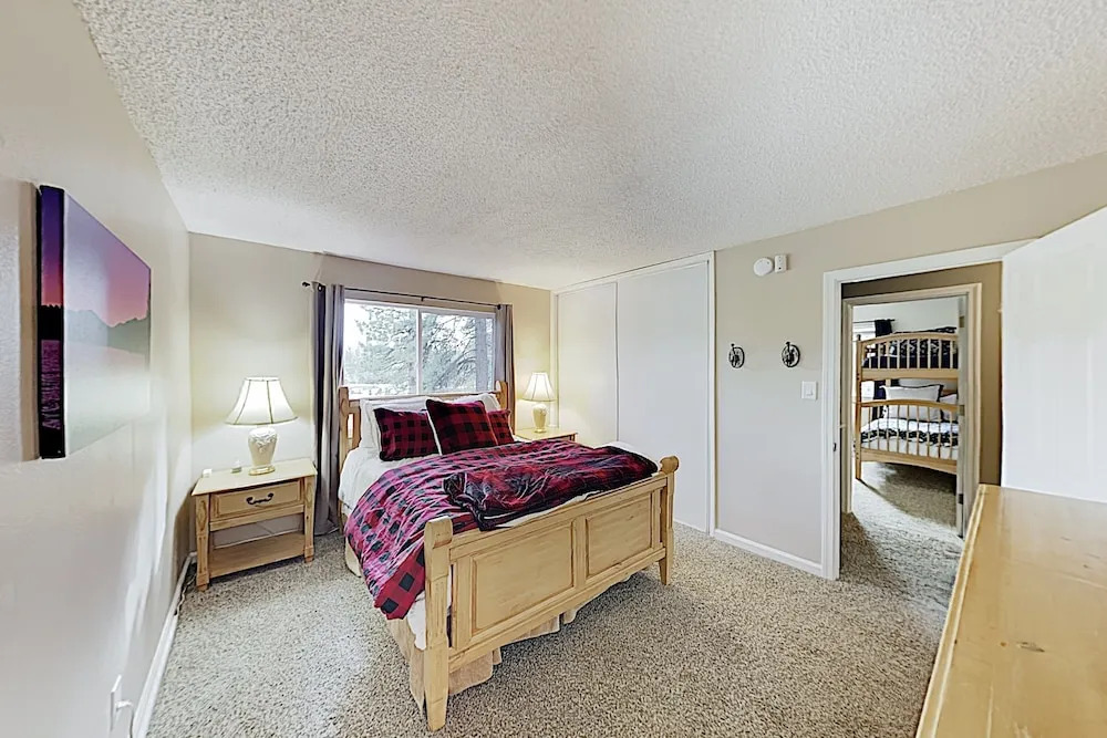 New Listing! Year-round W/ Game Room 3 Bedroom Home