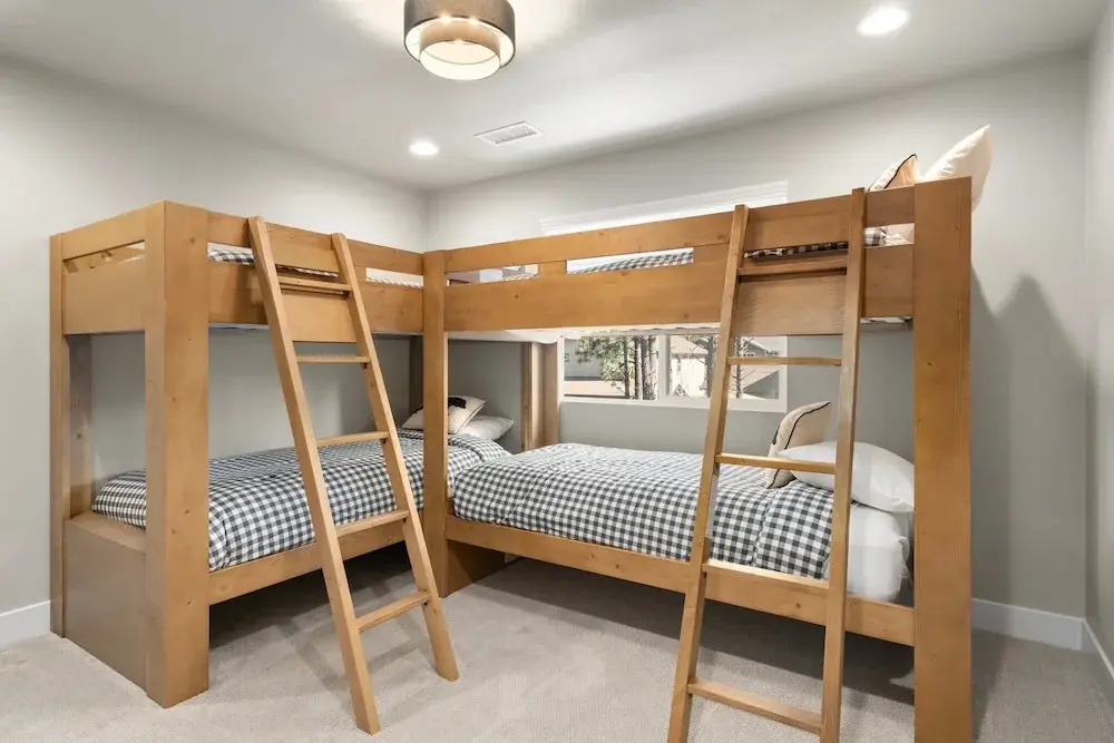 NEW Alamo Alpine Retreat Sleeps 11 3 Showers