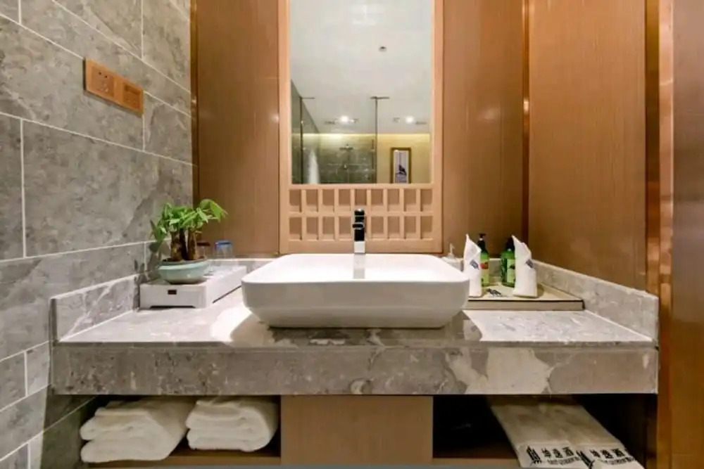 East Queen Hotel (Xi'an Beimen Metro Station)