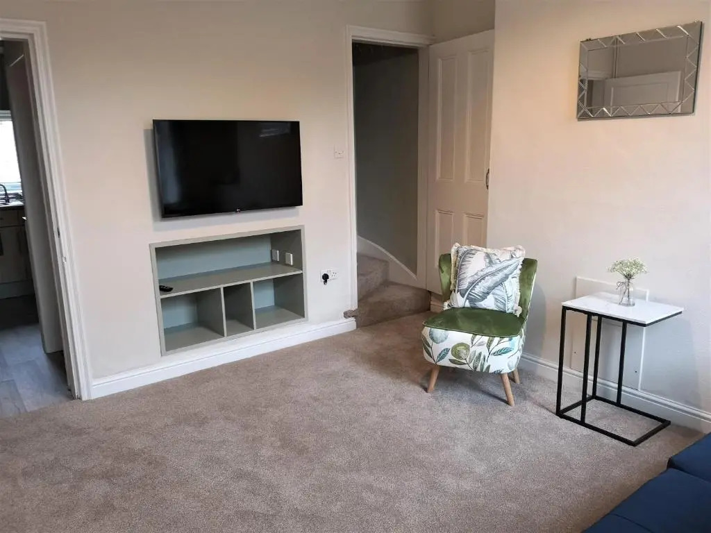 Douglas House, near Hospital, attractive and comfy 2 bedroom House with enclosed yard to rear
