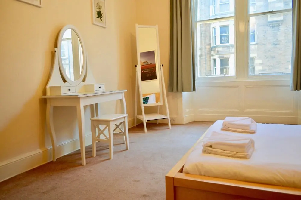 3 Bedroom Bruntsfield Flat