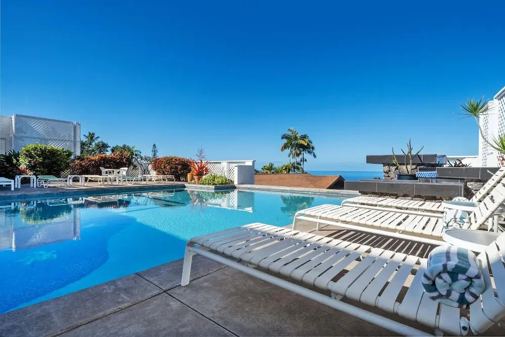 Kona Wa'a Paradise Getaway