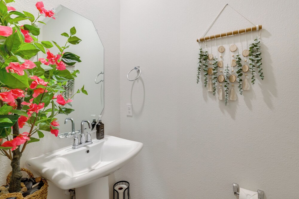 12 Mi to Dtwn Mckinney: Modern Gem w/ Patio & Yard