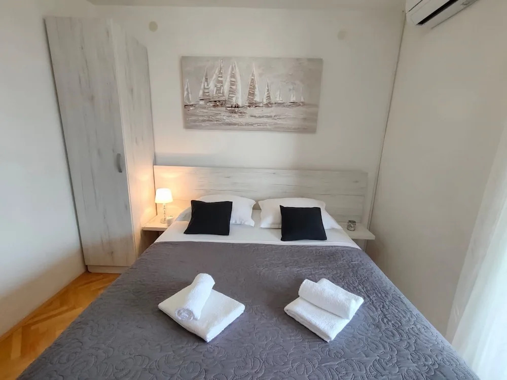 A4 Beachfront apt With big Terrace and sea View