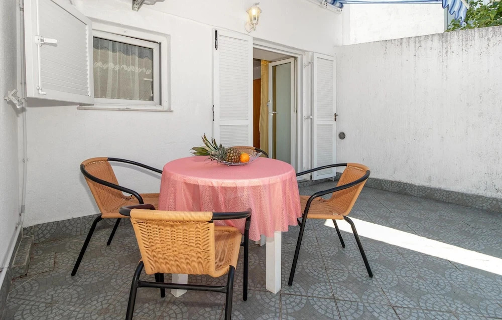 Beautiful Apartment in Jadranovo With Wifi