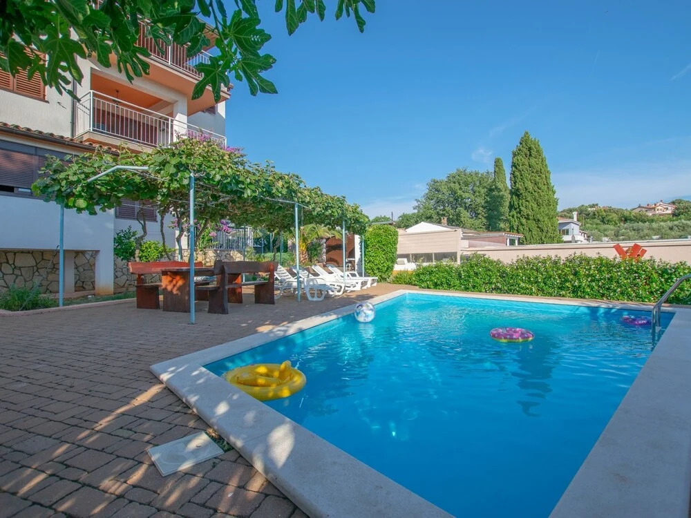 Nice Bungalow With Shared Swimming Pool and Enclosed Garden With Bbq, Pula 5 km Away