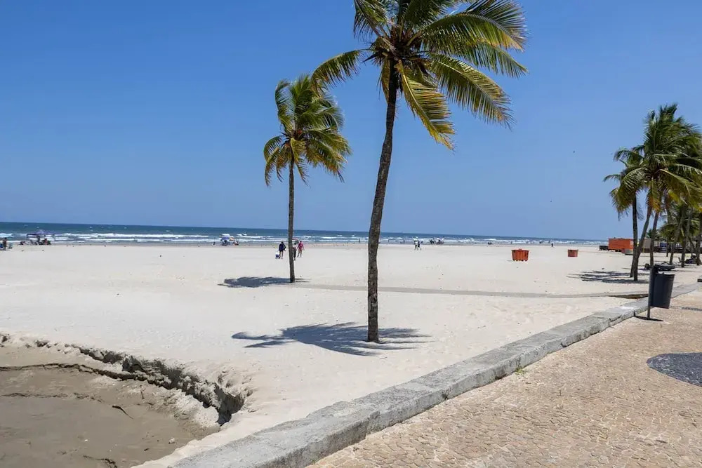 Apto com Wi-fi ar Cond e Garagem 100m da Praia