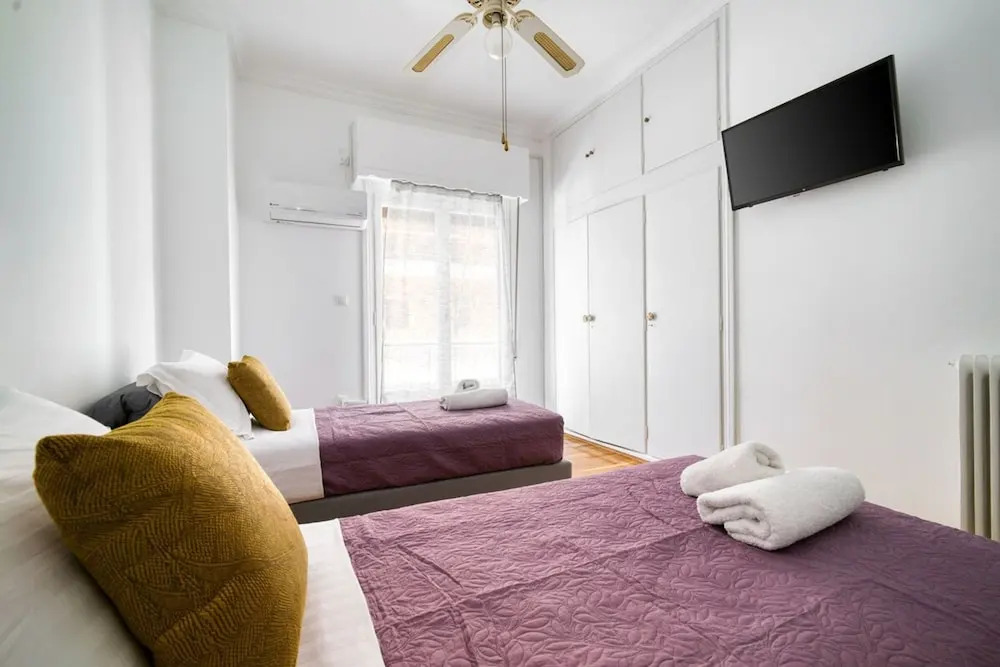 Sunny 2 Bedroom Cozy Apartment View of Parthenon