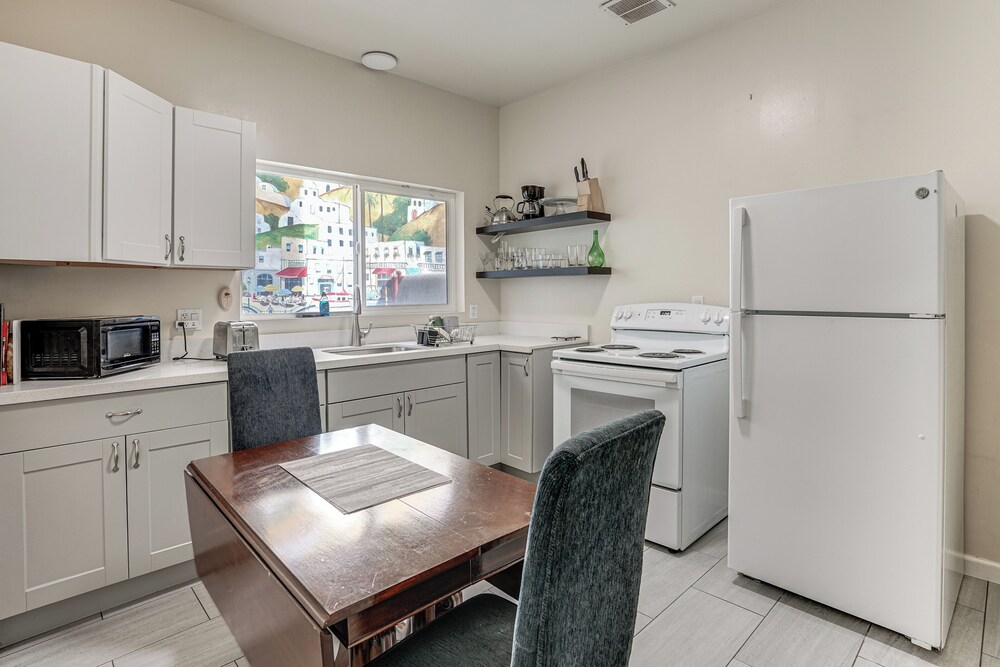 Walkable Dtwn Oakland Apt w/ Shared Rooftop!