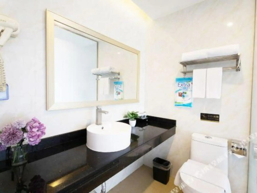Comfort Hotel (Shenzhen International Convention and Exhibition Center Fuyong Metro Station)