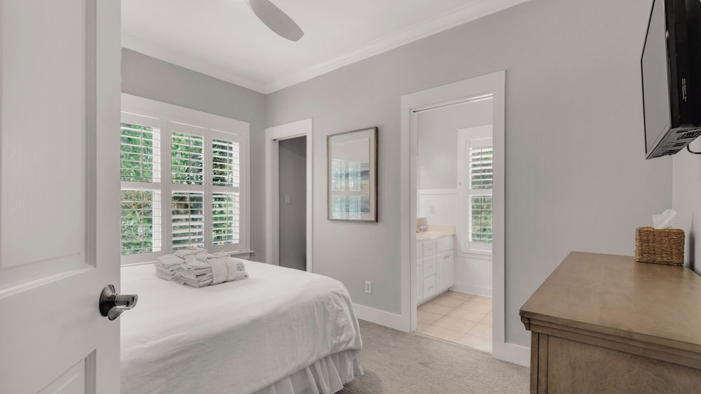 3BR Retreat in Grove by the Sea + Free Tickets: Dolphin Cruise & More!