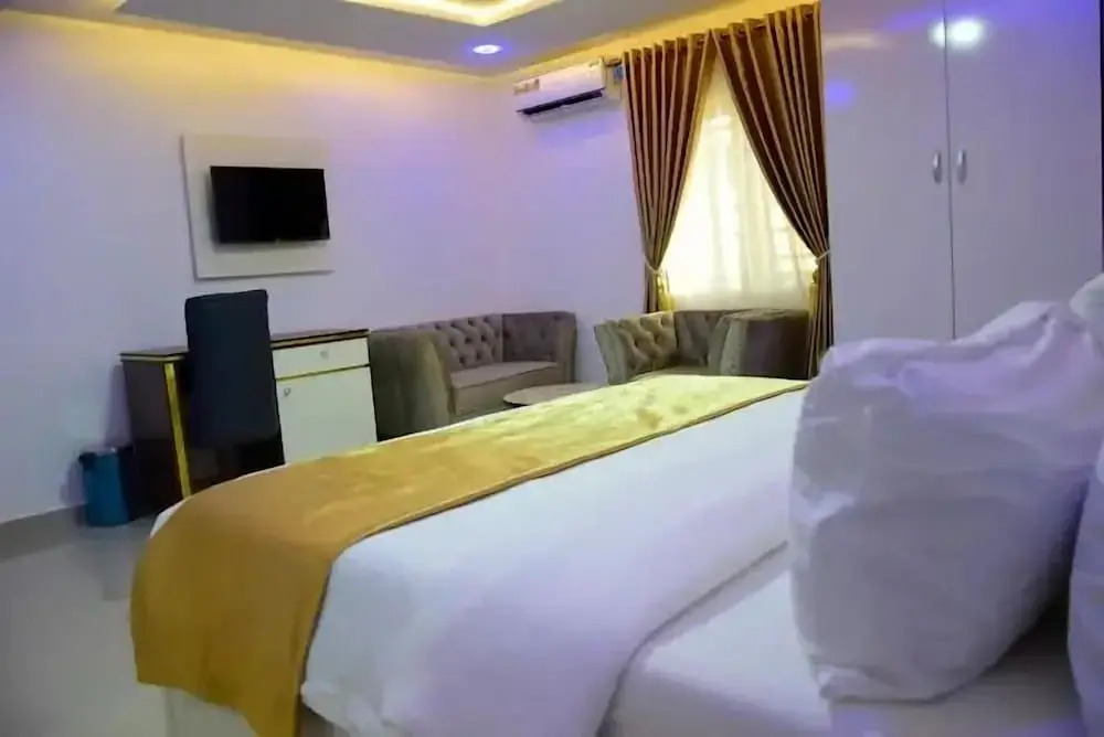 White Chase Hotel and Suites