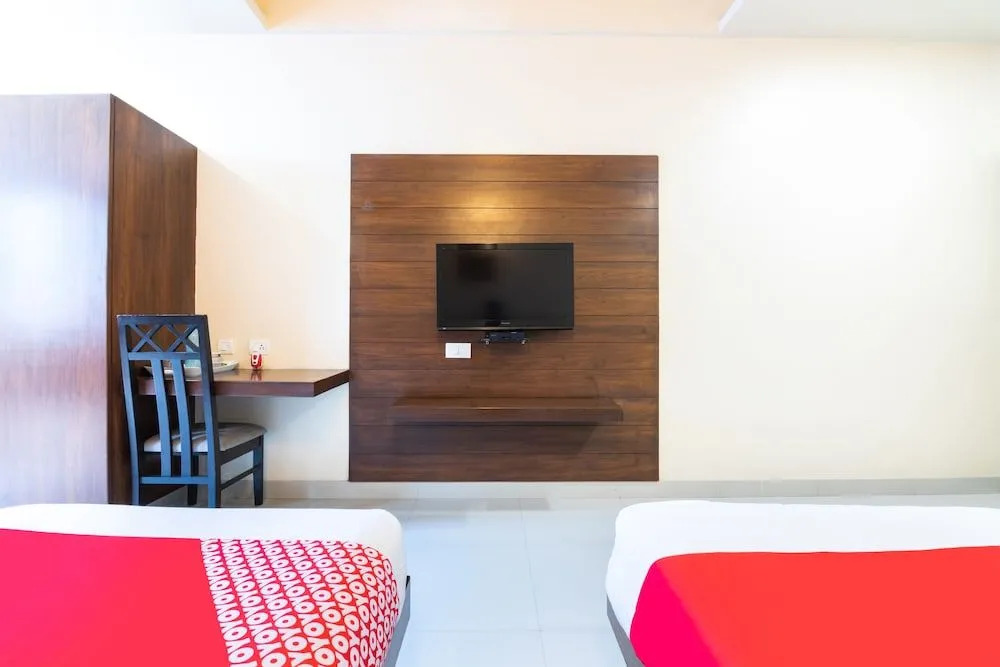 Capital O 490 Hotel Compact Maple Leaf