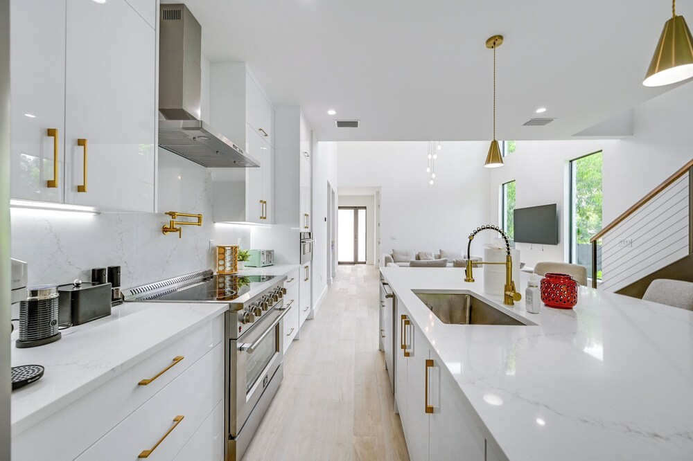3 Mi to Naples Beach: Chic Group Getaway w/ Pools!