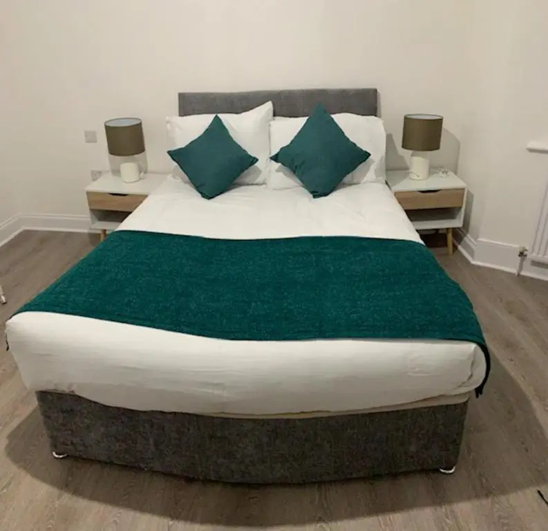 Beautiful All room En-suite 4 bedrooms house , Free parking, WiFi, Corporate, Contractors, Family relocation, CONTACT US FOR LONG TERM RATE