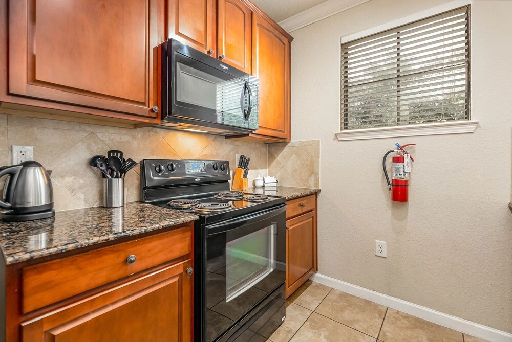 909bp 3 Bedroom Condo by Redawning
