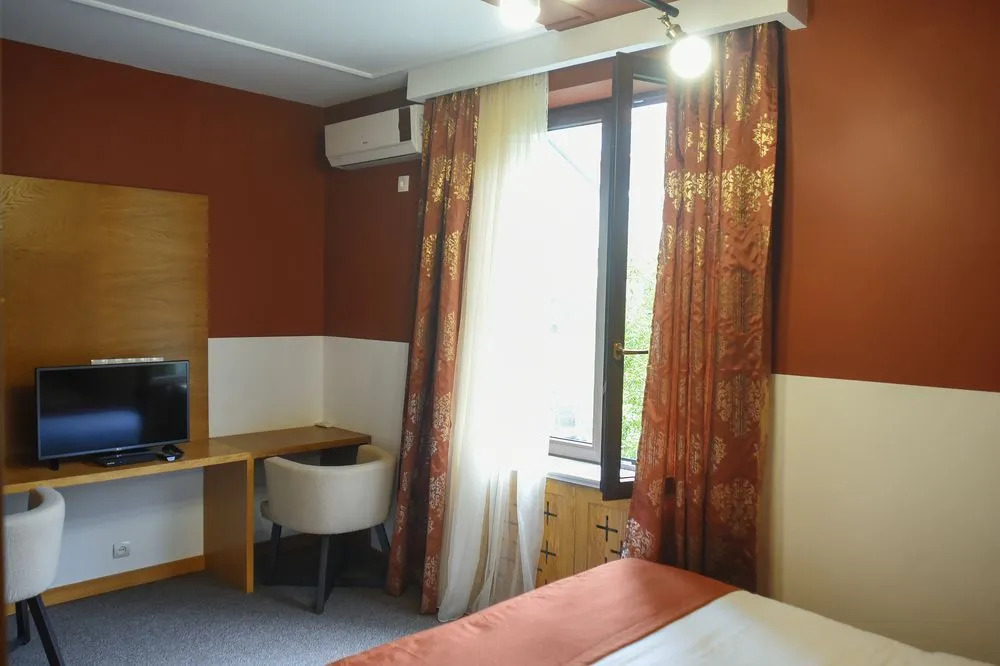 Crowns Hotel