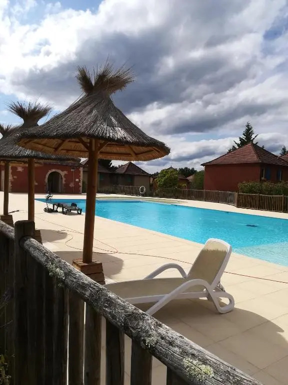 "Chezvero46" residence claire rive avec piscine, wifi et vélos