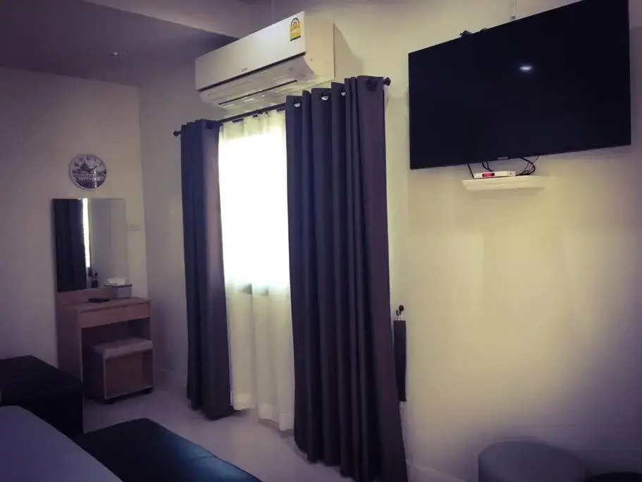 CHECK IN Eatery guest room for 3