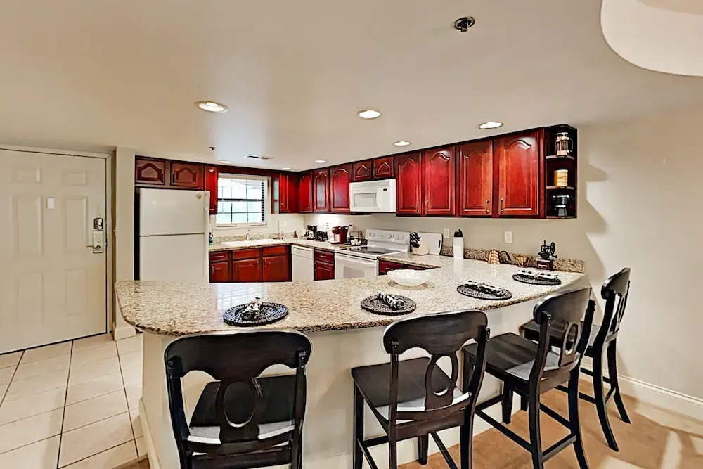 210roarh 2 Bedroom Condo