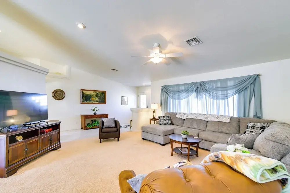 4 Mi to London Bridge: Lake Havasu City Home!