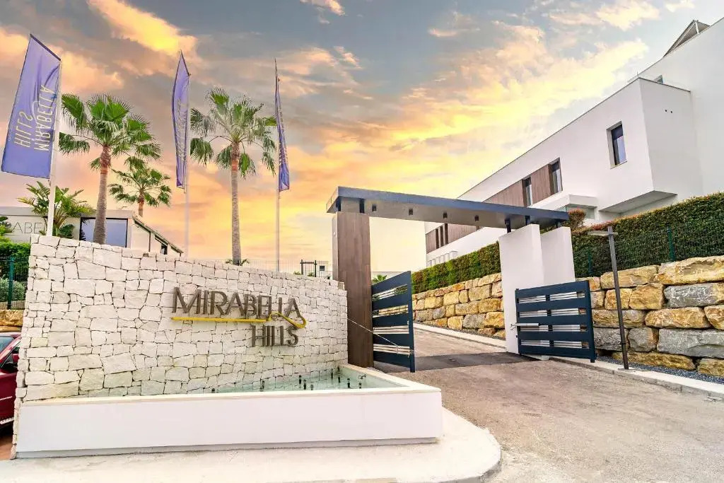 2021 Built Extravagant Villa in Luxurious Mirabella Hills