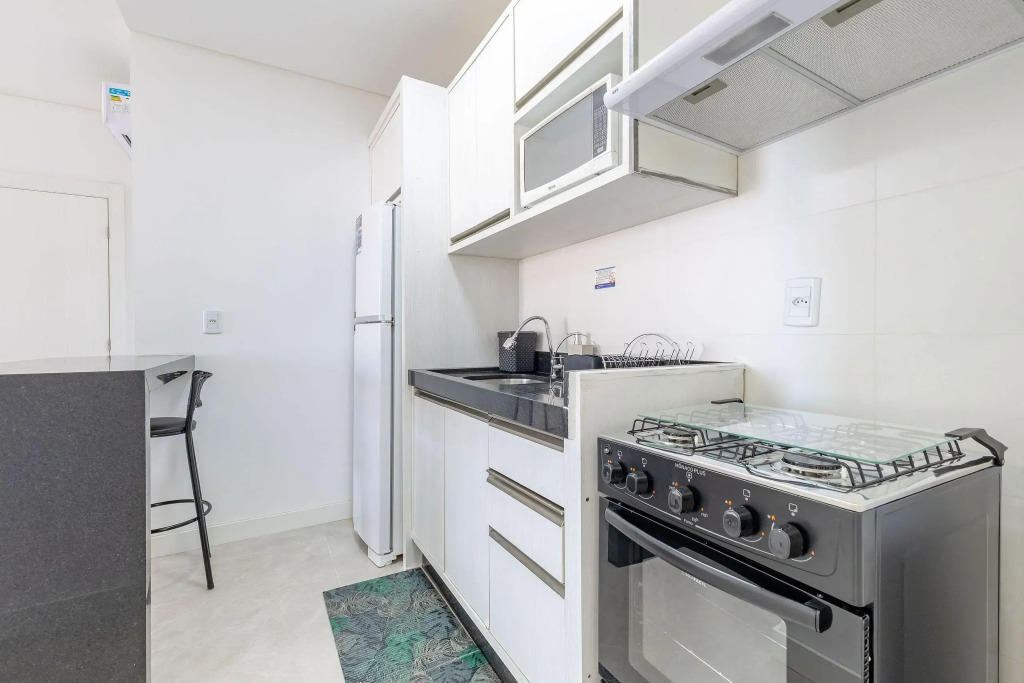 Apartamento em Condomínio com Piscina Pertinho do Mar